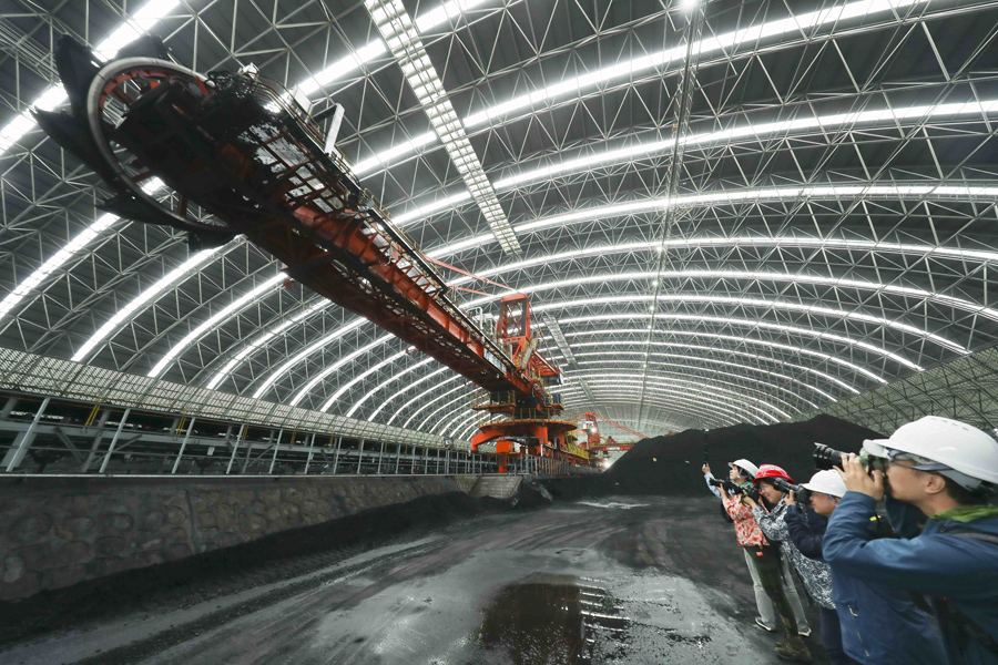 　　2023年3月24日，媒体记者和摄影家们在国能重庆电厂有限公司采风。(光明网记者 季春红摄/光明图片)