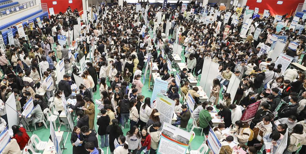 3月26日在江苏淮安拍摄的江苏护理职业学院2023年春季校园招聘会