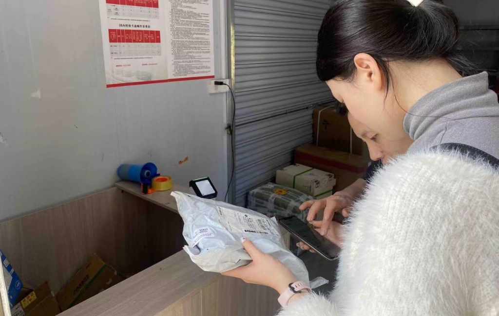 工作人员正在引导用户使用“绿色家园”线上领取积分。受访者供图