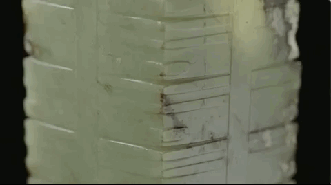 △十节玉琮表面的不规则划痕、污秽及油渍