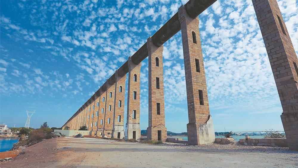 未迁移时,建于八尺门海堤之上的宏伟壮观的向东渠八尺门渡槽.