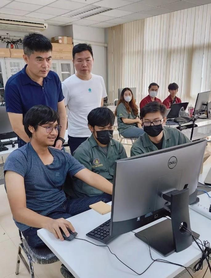 　　镭神智能智能领导与泰国农业大学学生交流学习中