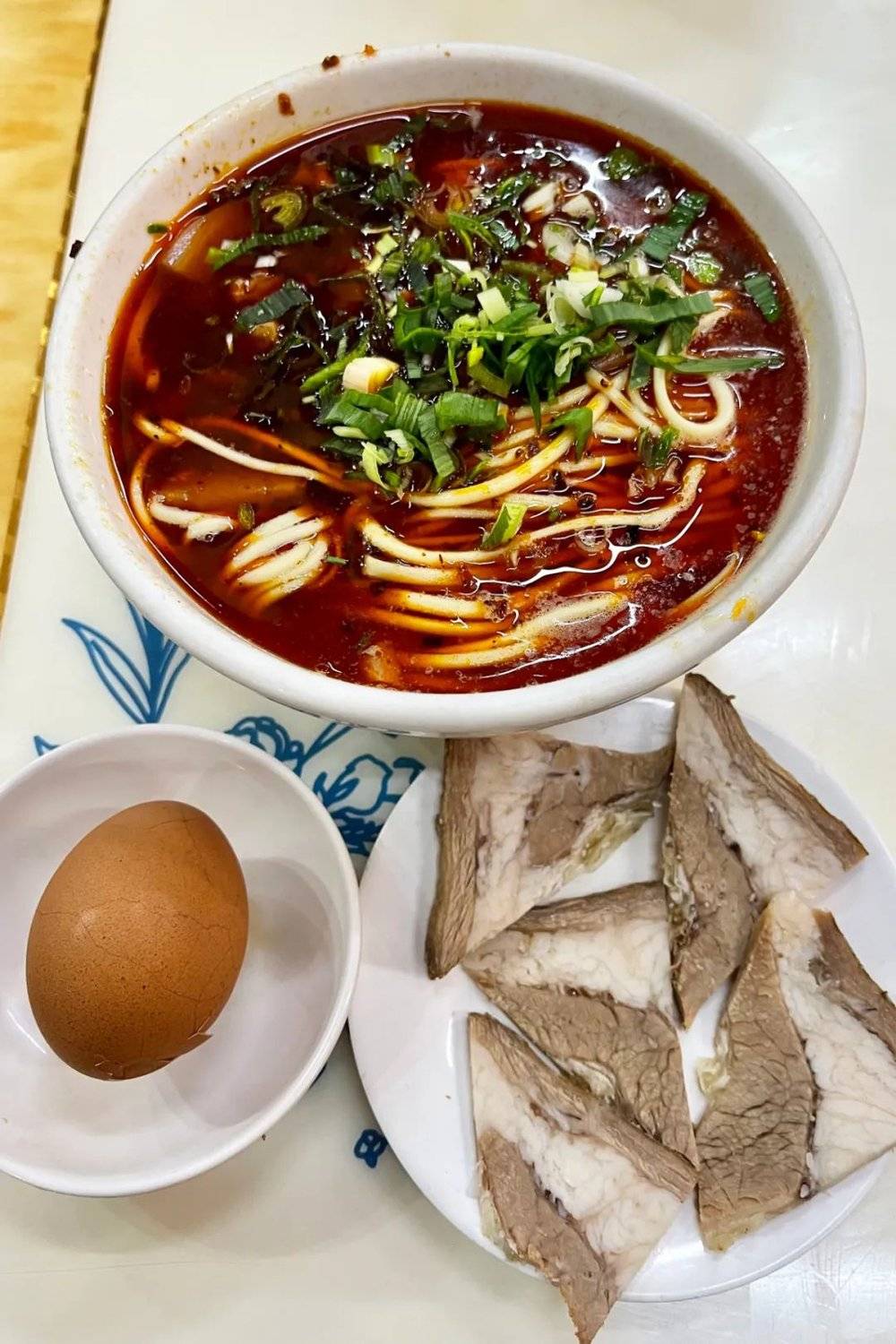 "肉蛋双飞",一碗兰州牛肉面的豪华配置.摄影/砍柴书生