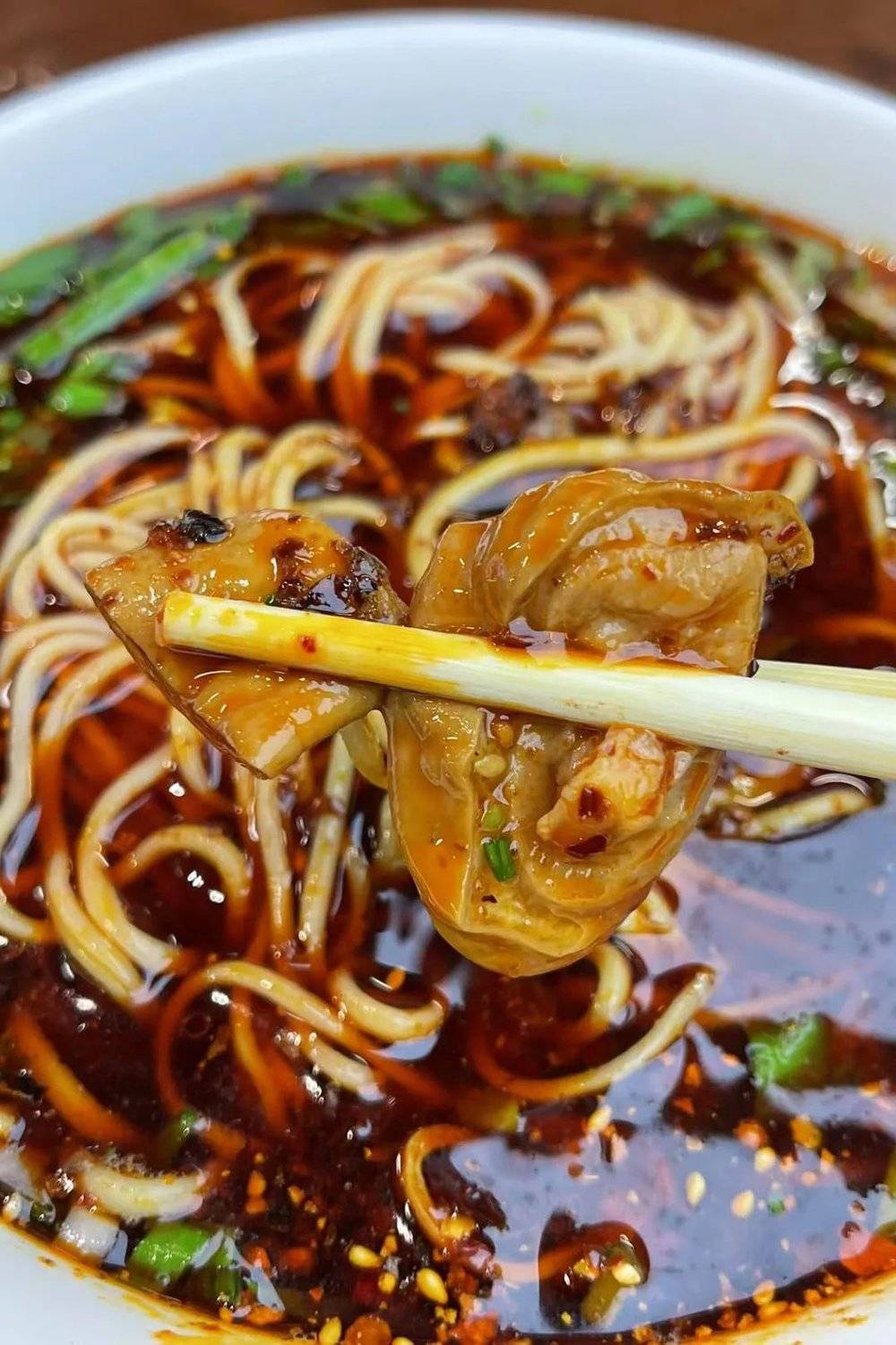 今天的兰州牛肉面也在与时俱进,比如图中的肥肠面,深受大家喜爱.