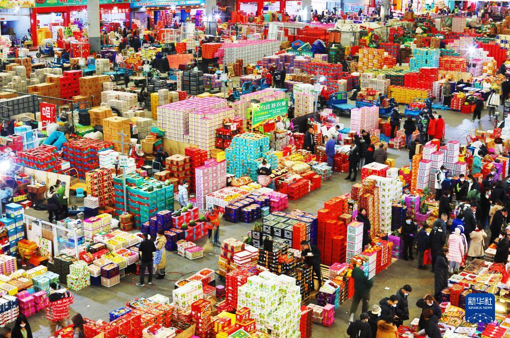 消费者在浙江义乌果品市场采购年货（2023年1月17日摄）。新华社发（龚献明 摄）