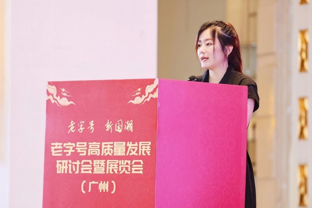 　　图：回力品牌副总监严超群发表主旨演讲