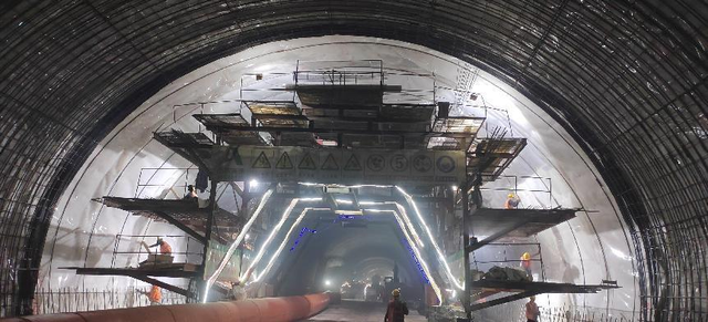 施工人员在隧道内进行二衬钢筋绑扎工作(赵德恒 摄)