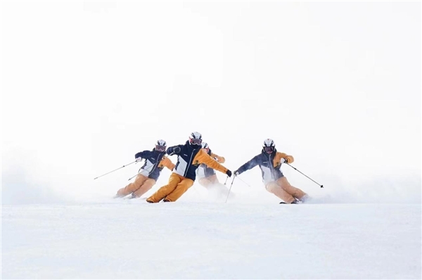 　　国窖1573李川滑雪示范队