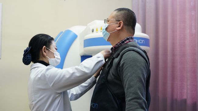 　　医务人员为受检者穿戴实时监测马甲