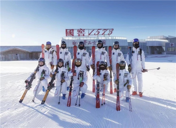 　　国窖1573李川滑雪示范队