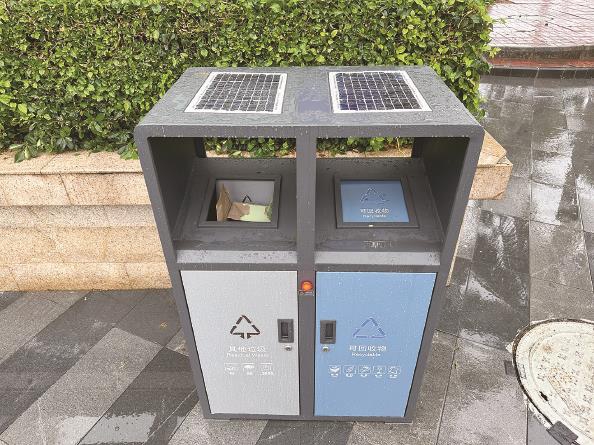 加装了光伏板的垃圾桶 金旻矣 摄