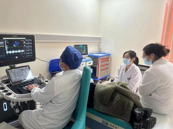 医生来到超声医学科,就临床关心的负荷超声心动图开展等问题进行深入