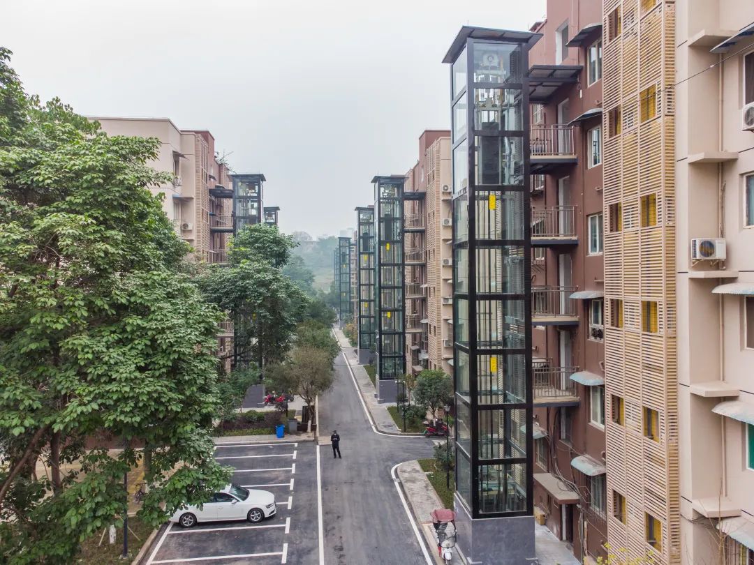 重庆市沙坪坝区,完成房屋主体改造的老旧小区焕然一新.