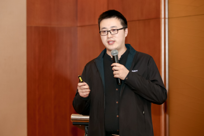 　　图4:云桌面事业部产品经理宋浩发布高性能GPU云桌面解决方案