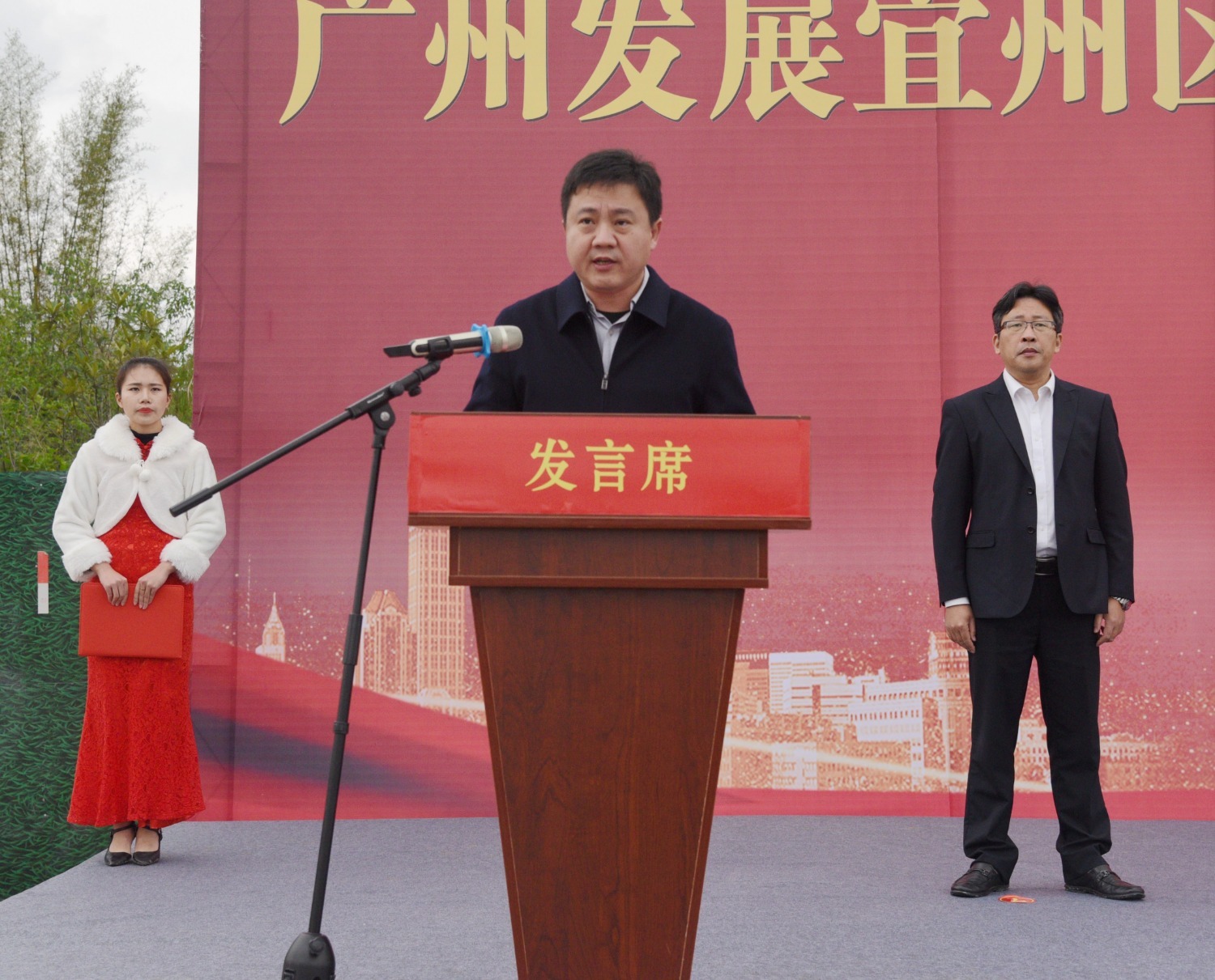 图为河池市宜州区区长戚啸致辞