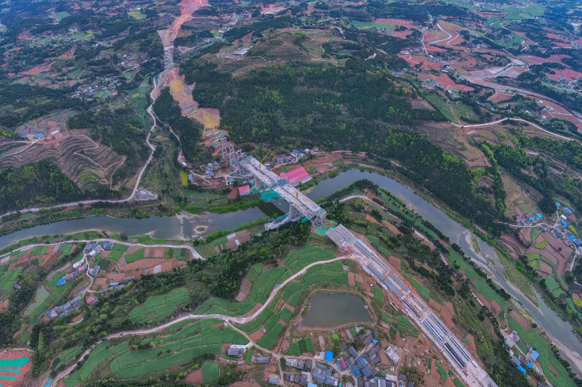 成绵扩容凯江大桥单幅合龙系省内首座8车道高速公路连续刚构桥