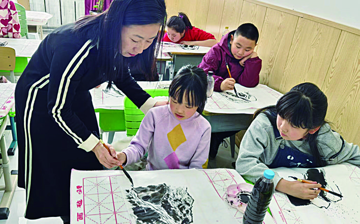 这节美术课,杨菁华和同学们一起画庐山瀑布.