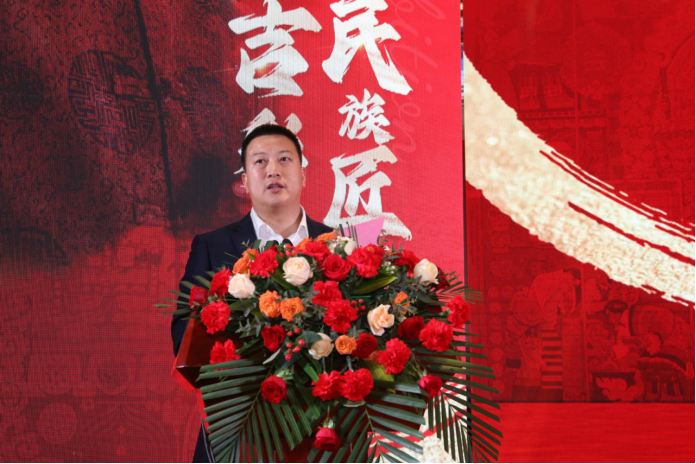 　　【陕西博龙文化艺术品有限公司董事长温志鹏先生代表主办及协办单位致答谢词】