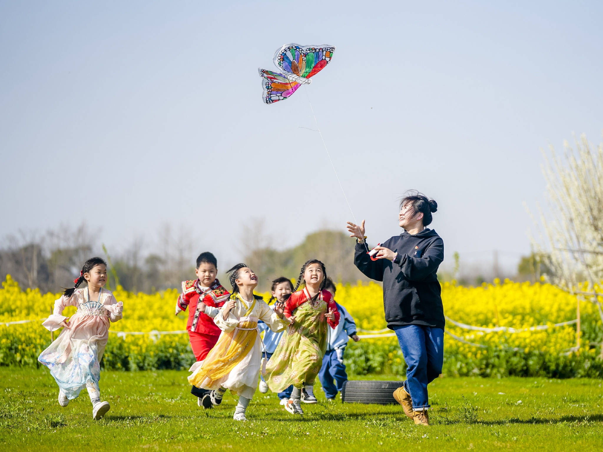 孩子们和老师一起放风筝,感受春天