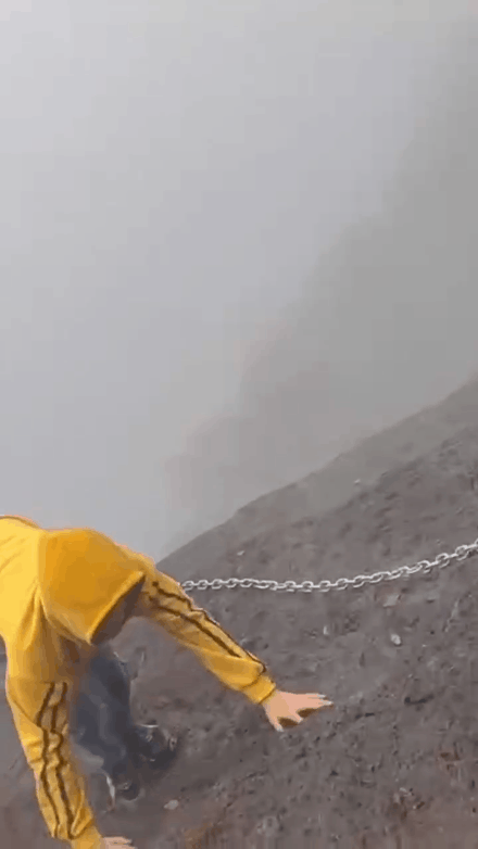 △栋哥雨天攀爬的画面