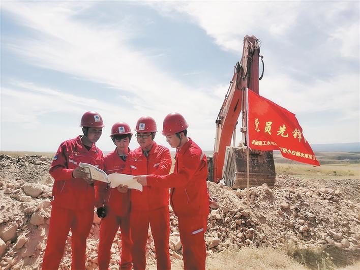 团小白杨水库建设项目部党员先锋队,在施工现场开展工作(资料图片)