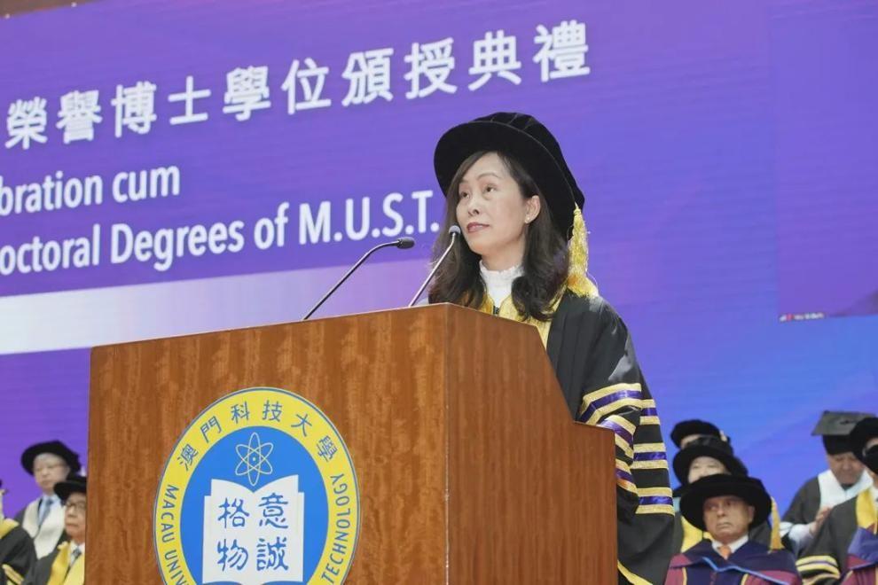 　　▲行政长官代表、社会文化司司长欧阳瑜女士致辞