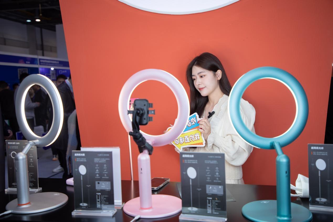 　　△零距离体验沪光补光灯直播带来的画质提升