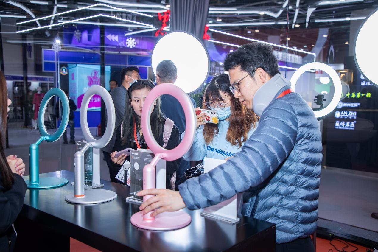 　　△观众亲身接触产品，感受沪光黑科技