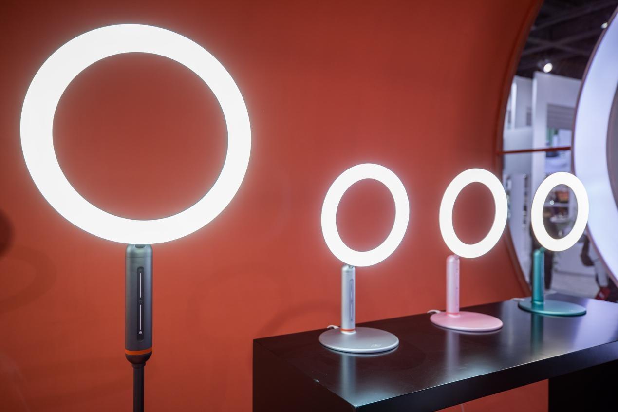 　　△沪光王牌产品亮相展会，收获“高颜值”的美誉