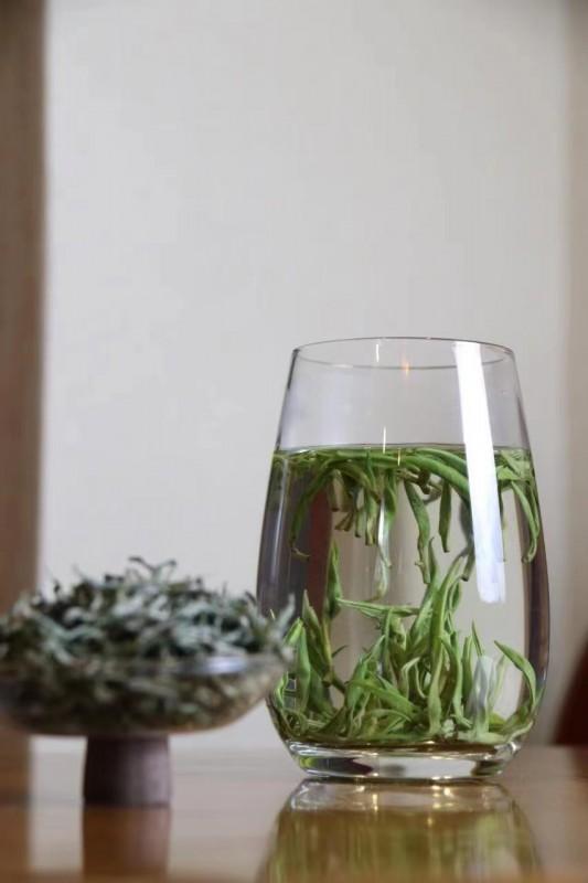 　　(有着“四高四绝”品质的花垣十八洞黄金茶绿茶)