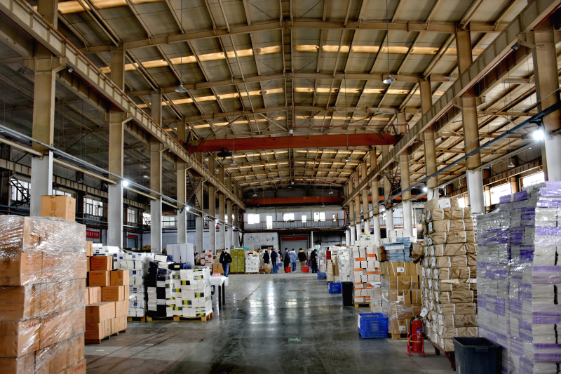 中图网位于河北涿州的仓储中心里存放了400余万册图书.