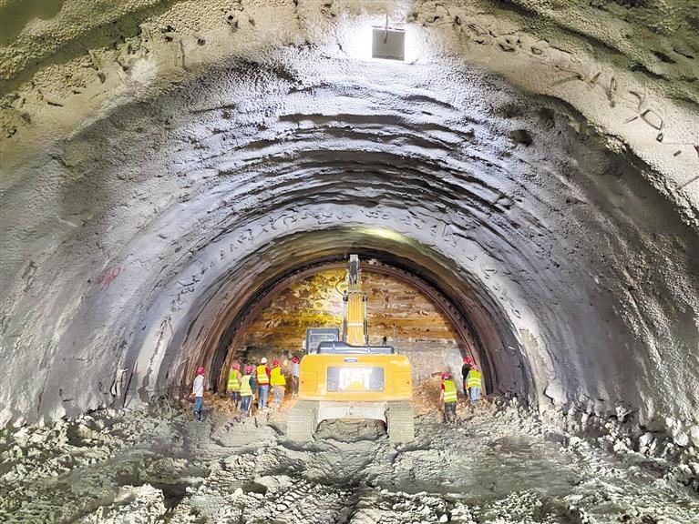 贵州公路集团承建的格鲁吉亚e60高速f4标5号隧道施工现场.