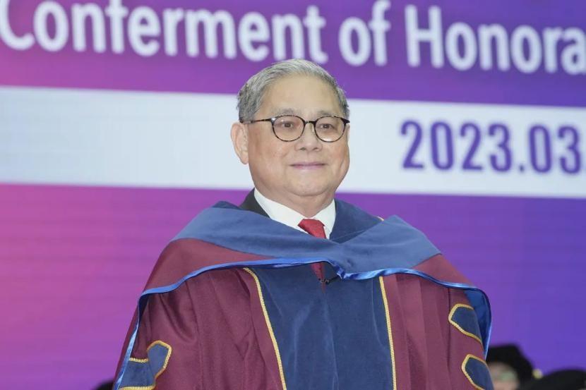 　　▲冯国经博士获颁授荣誉工商管理博士学位