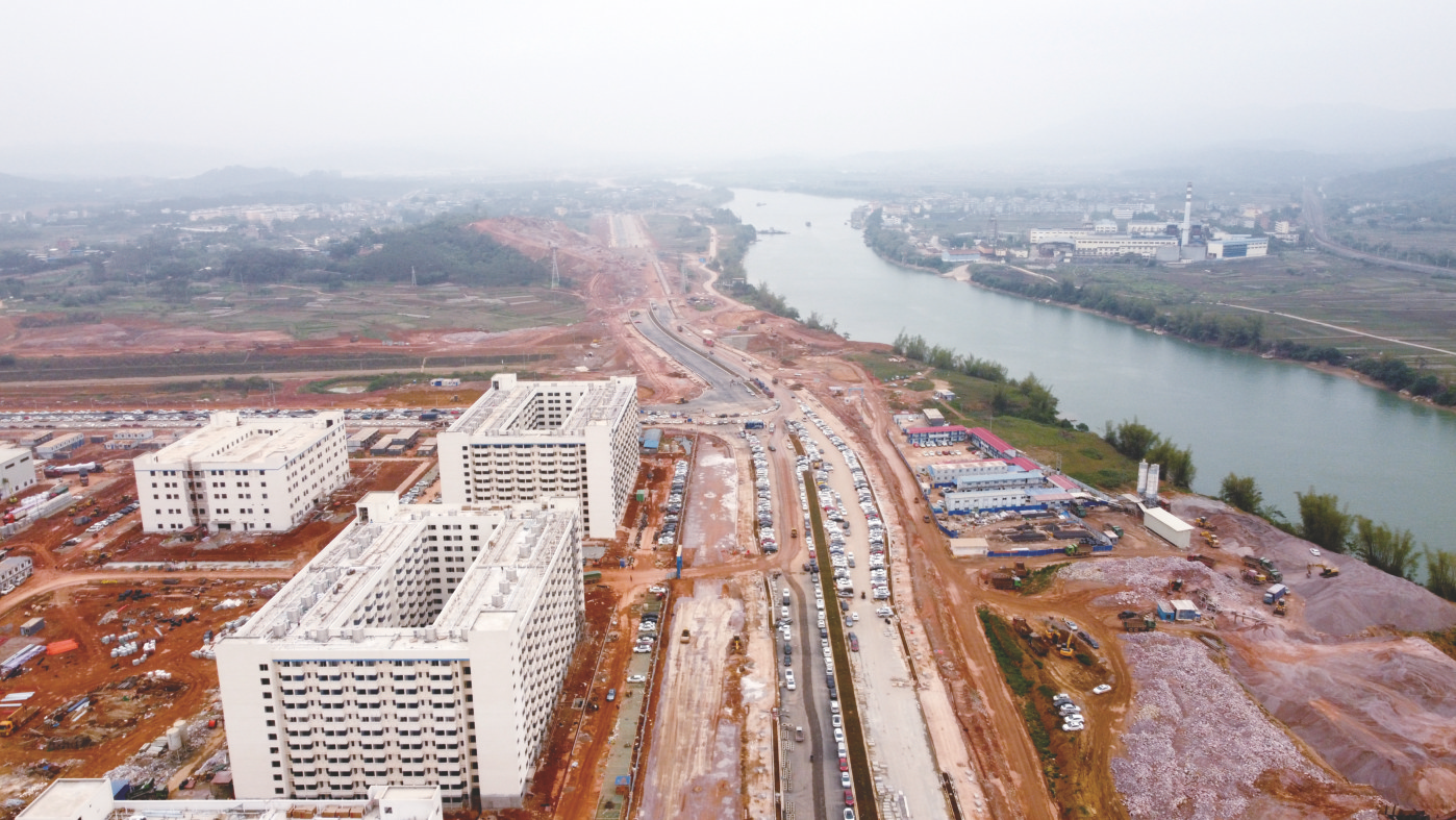     园区配套道路的建设为进驻的企业提供了良好的货运通道 本报记者赖有光 摄