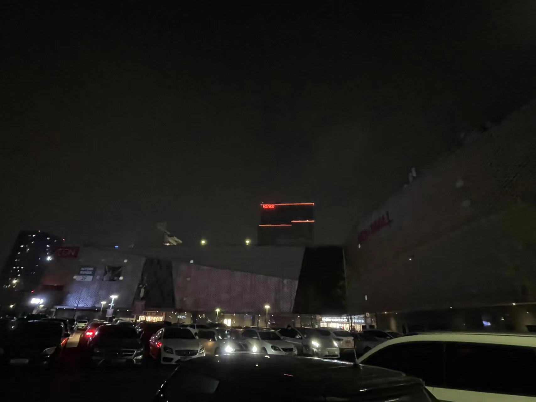 　　永旺梦乐城杭州良渚关闭户外部分照明