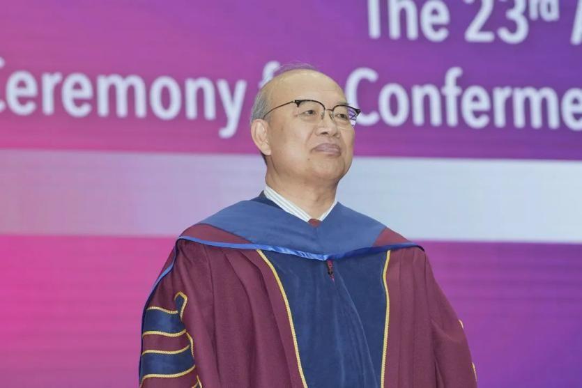 　　▲王恩哥教授获颁授荣誉理学博士学位