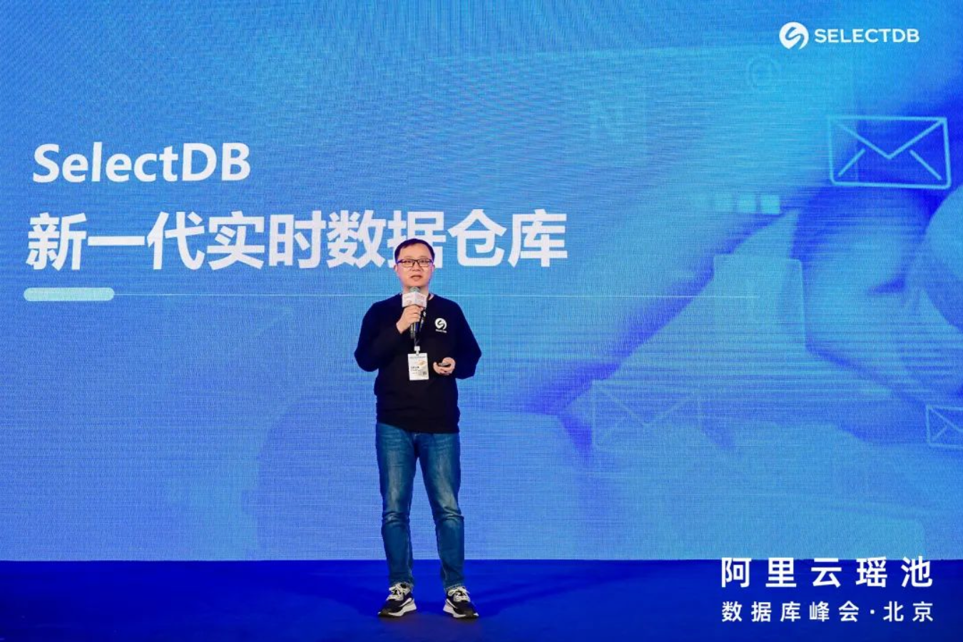 　　SelectDB CTO 衣国垒现场介绍产品