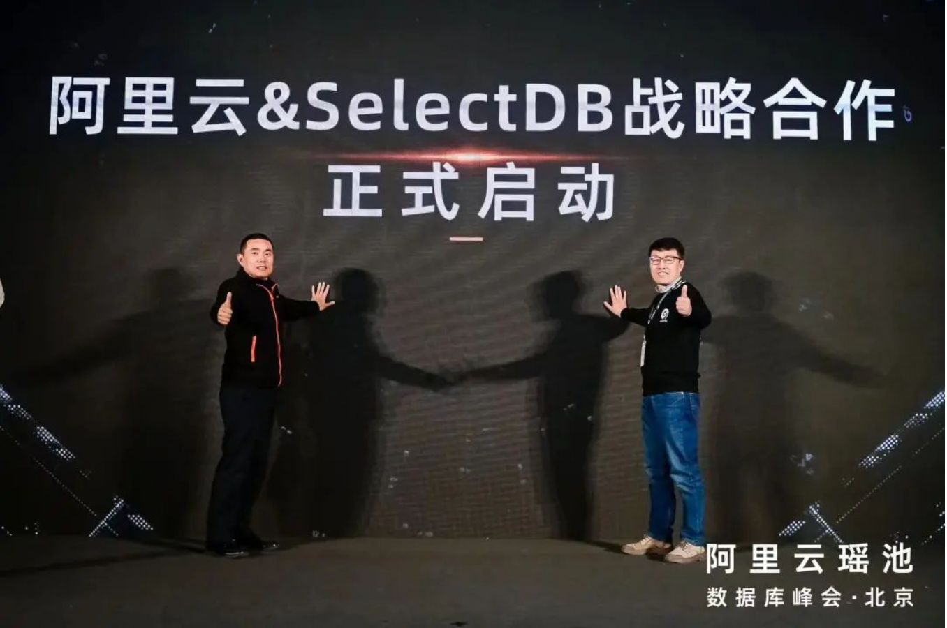 　　阿里巴巴集团副总裁、阿里云数据库事业部负责人李飞飞与 SelectDB CEO 连林江现场签约