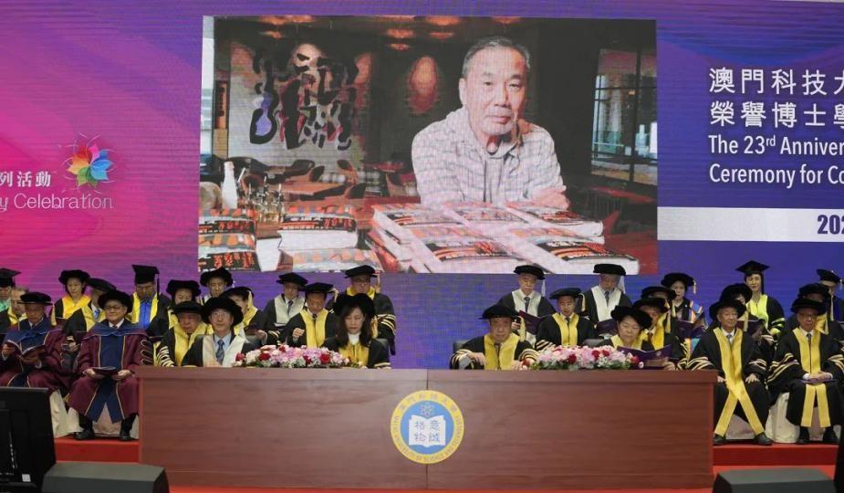 　　▲村上春树先生(Mr. Haruki Murakami)未能亲临现。月家粜问礁行话目拼蟀涫谌儆文学博士学位