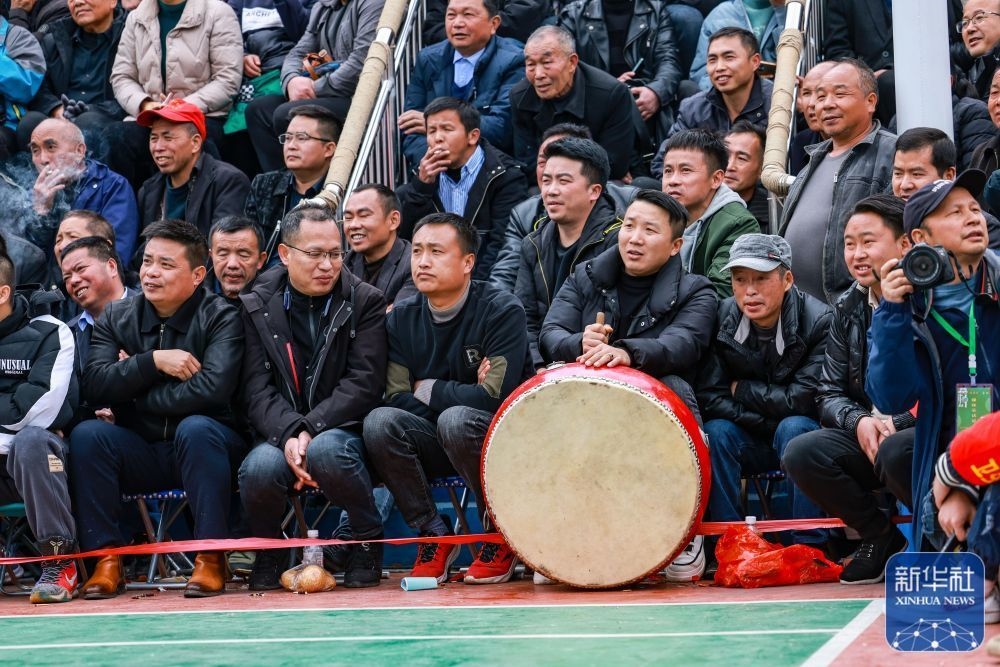 &uarr;观众在场边击鼓助兴。新华社记者 欧东衢 摄