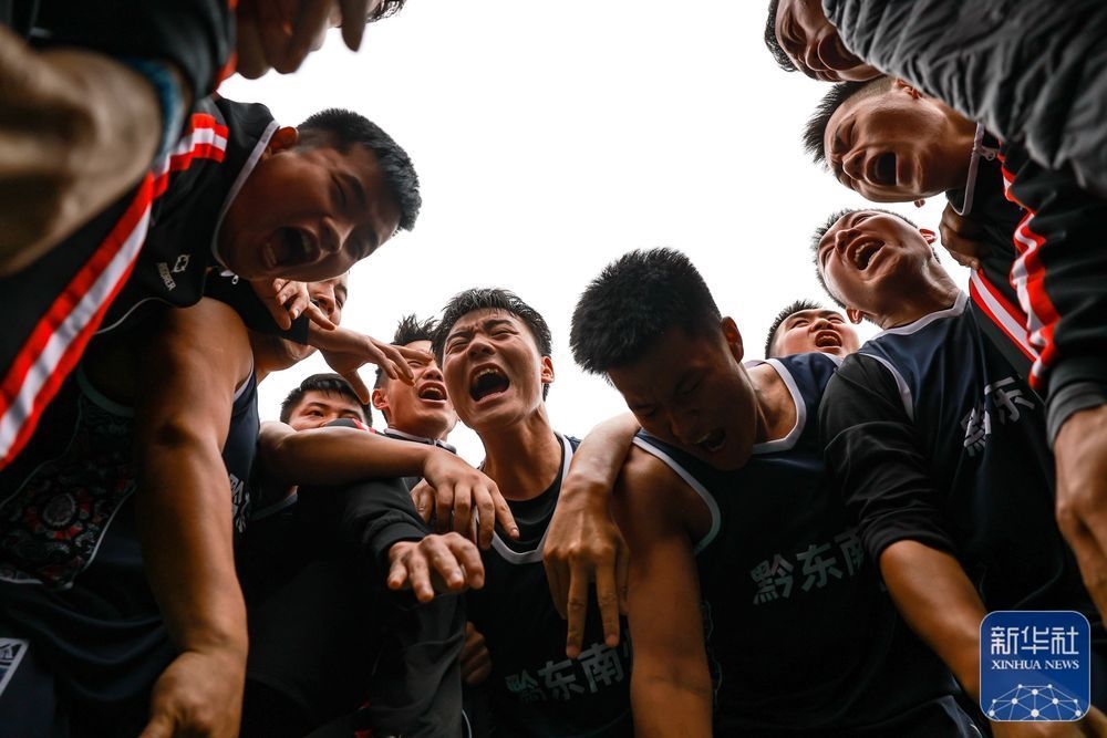 &uarr;黔东南州代表队在比赛后庆祝夺冠。新华社记者 欧东衢 摄