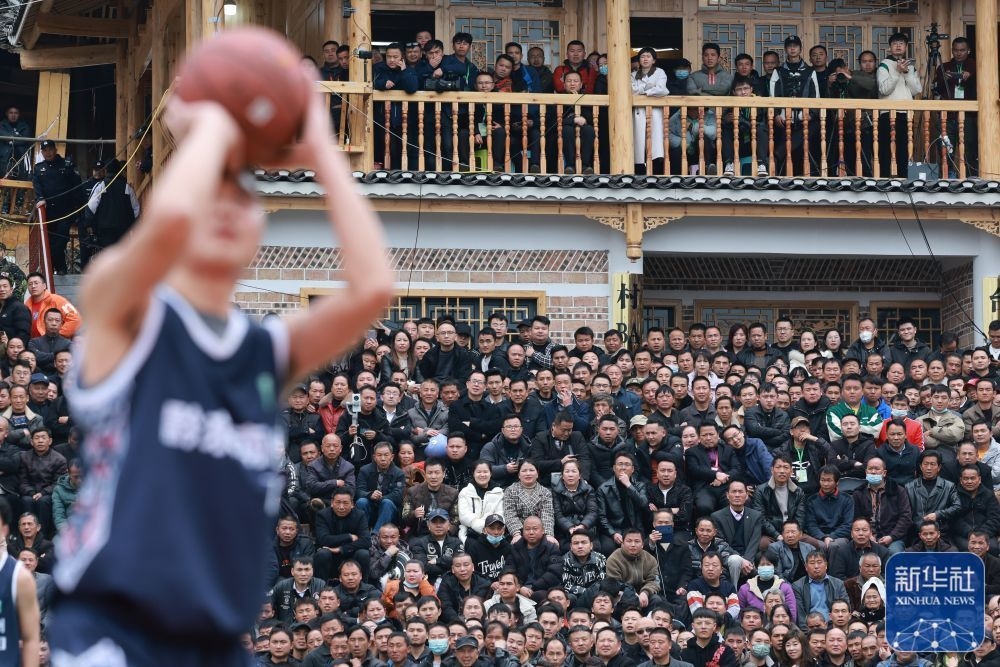 &uarr;观众在观看比赛。新华社记者 欧东衢 摄