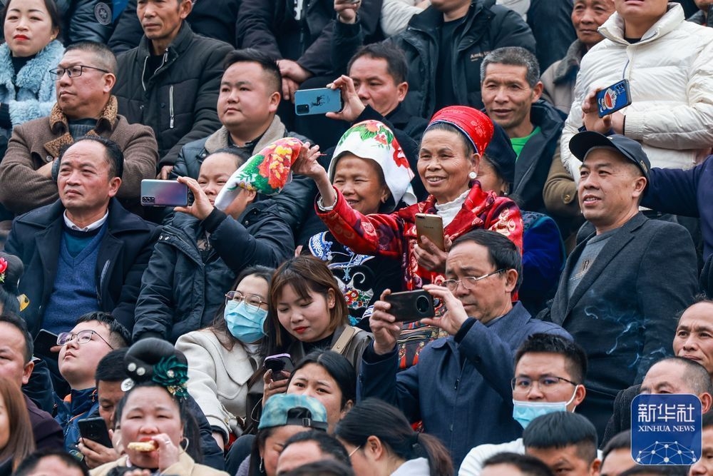 &uarr;观众在观看比赛。新华社记者 欧东衢 摄