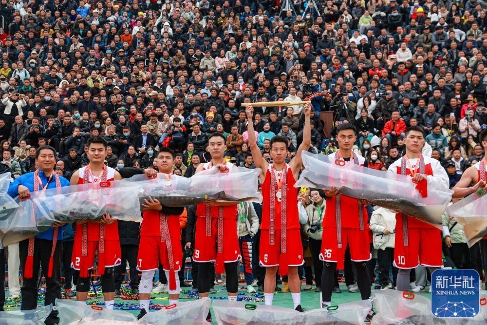 &uarr;获得亚军的遵义队在&ldquo;村BA&rdquo;颁奖仪式上领取奖品养殖鲟鱼。新华社记者 欧东衢 摄