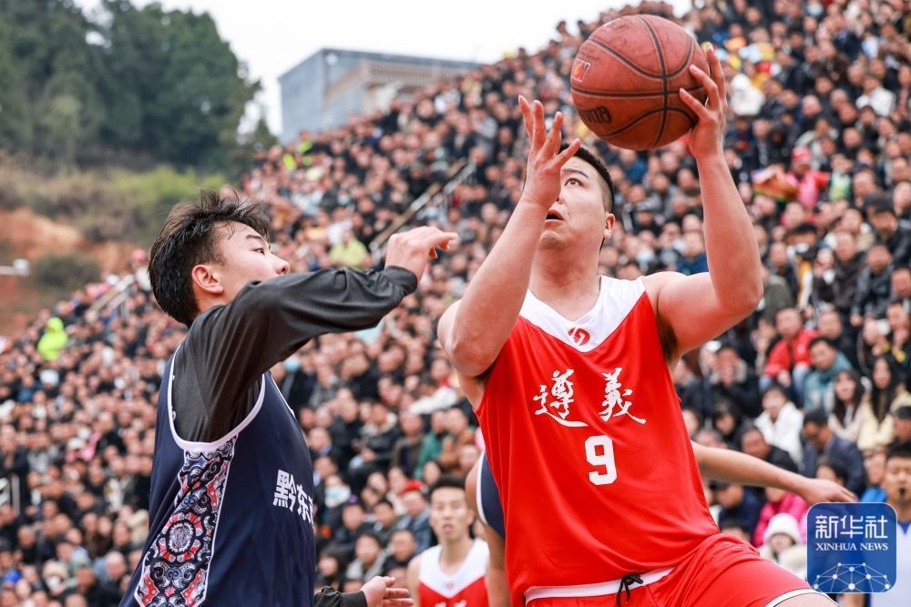 &uarr;遵义市代表队球员冯宁（右）在比赛中。新华社记者 欧东衢 摄