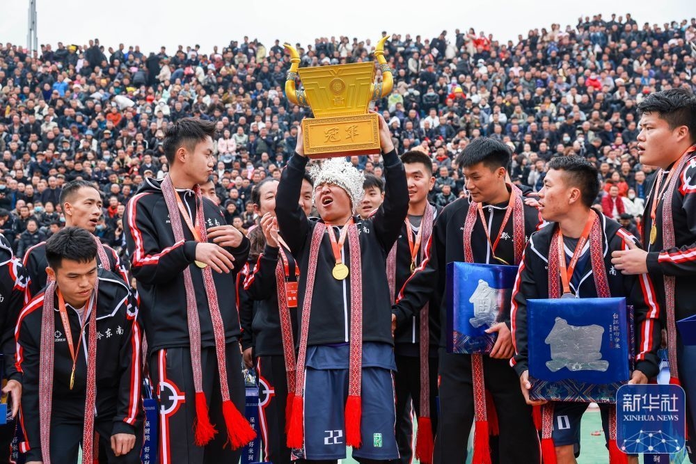 &uarr;冠军黔东南州代表队在&ldquo;村BA&rdquo;颁奖仪式上高举奖杯庆祝。新华社记者 欧东衢 摄