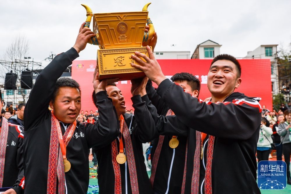 &uarr;冠军黔东南州代表队在&ldquo;村BA&rdquo;颁奖仪式上高举奖杯庆祝。新华社记者 欧东衢 摄