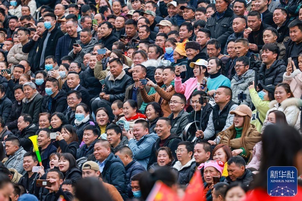 &uarr;观众在观看比赛。新华社记者 欧东衢 摄