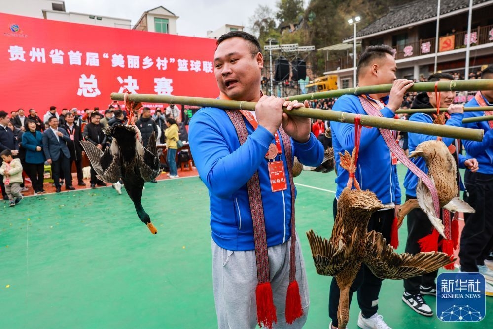 &uarr;季军铜仁市代表队在颁奖仪式上领取奖品&ldquo;三穗麻鸭&rdquo;。新华社记者 欧东衢 摄