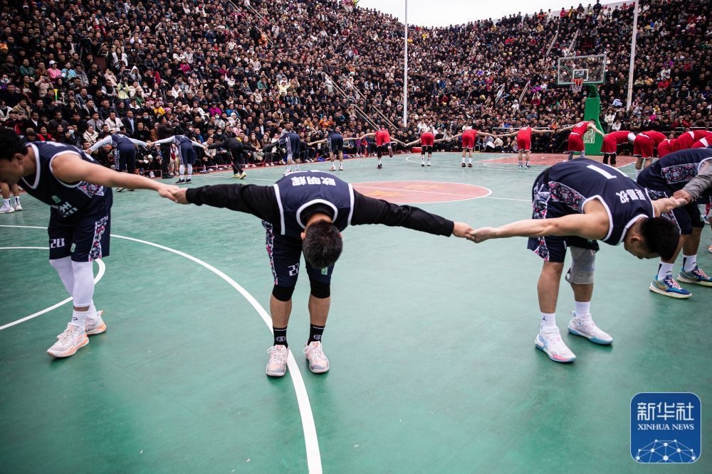 &uarr;决赛双方球员在比赛前向观众致意。新华社记者 吴壮 摄